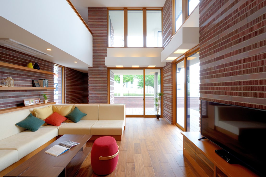 吹抜けのある開放的なリビング