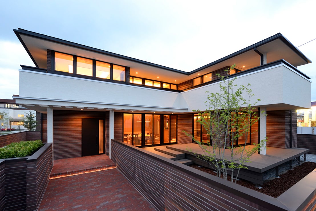 軒の出が印象的な住宅外観