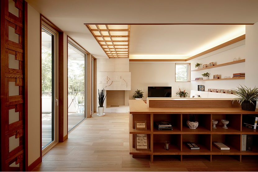造作家具が調和した室内